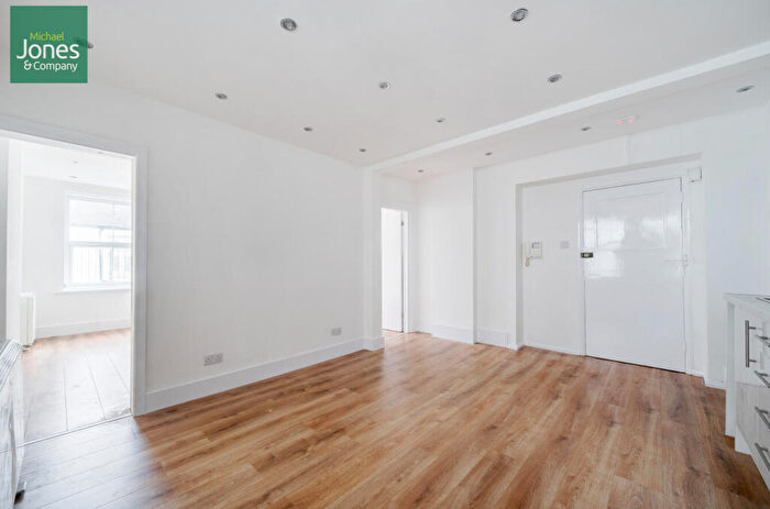 2 Bedroom Flat To Rent In Claydon Court, Marine Parade, Worthing, West Sussex, BN11