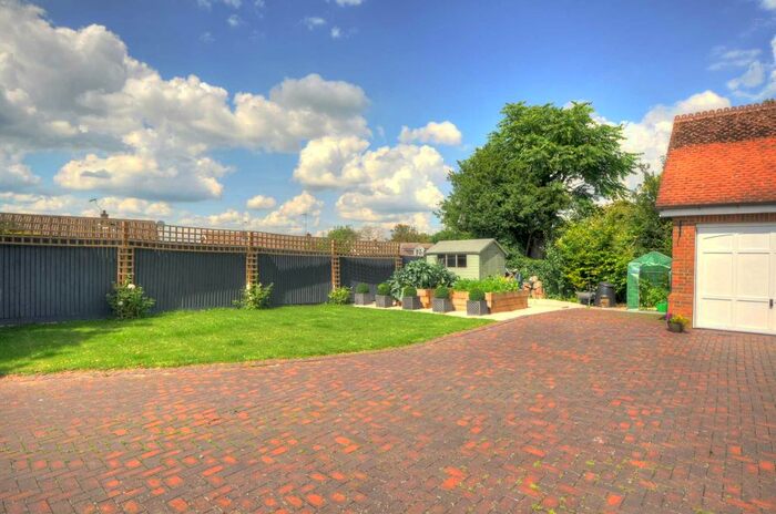 5 Bedroom Detached House For Sale In Stopps Orchard, Princes Risborough, HP27