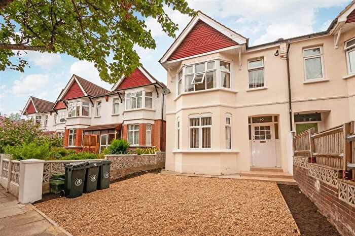 3 Bedroom Flat To Rent In Barlow Road, London, W3