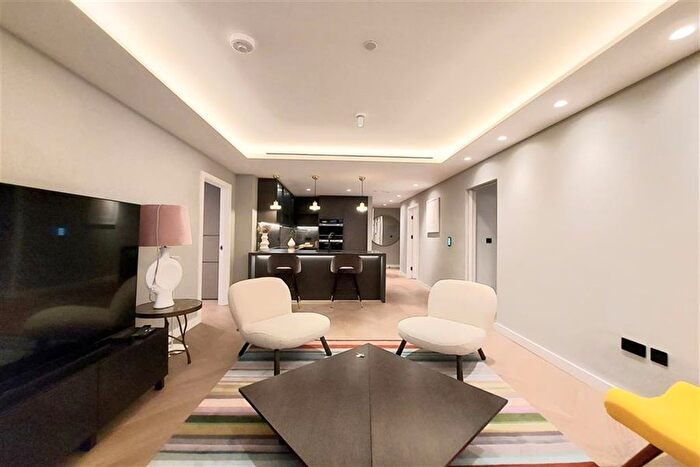 3 Bedroom Flat To Rent In Cleveland Street, London, W1T