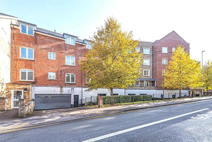 2 Bedroom Apartment For Sale In Aveley House, Iliffe Close, Reading, Berkshire, RG1