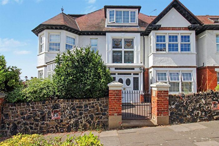 2 Bedroom Flat For Sale In Kings Road, Westcliff-On-Sea, SS0