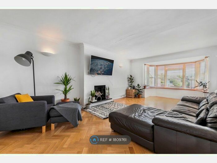 3 Bedroom Flat To Rent In Wonham Court, Beckenham, BR3