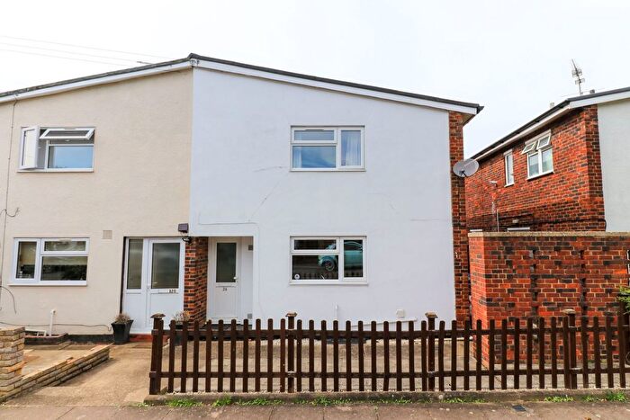 4 Bedroom Semi-Detached House To Rent In Fern Dells, Hatfield, AL10