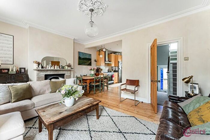 3 Bedroom Flat To Rent In Dunlace Road, Hackney, E5