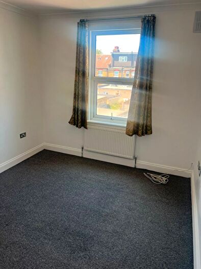 3 Bedroom Flat To Rent In Oakwood Gardens, Ilford, IG3