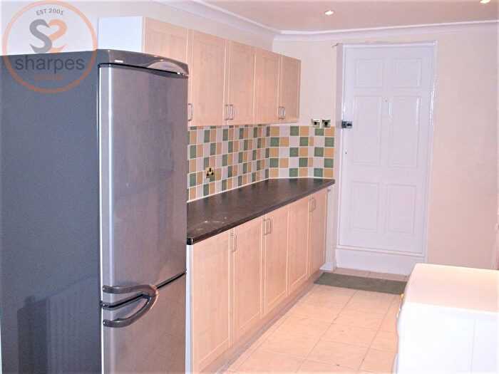 2 Bedroom Flat To Rent In The Broadway, London, SW19