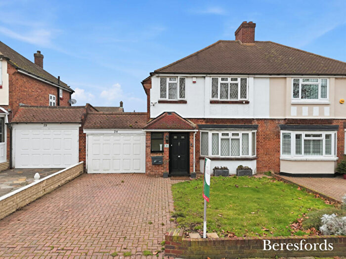 3 Bedroom Semi-Detached House For Sale In Lichfield Terrace, Upminster, RM14