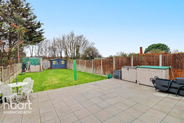 3 Bedroom Chalet For Sale In Kenilworth Gardens, Hornchurch, RM12