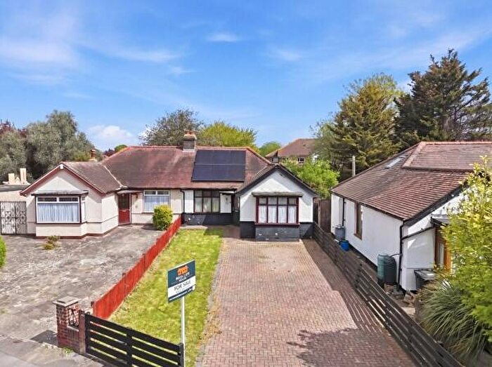 3 Bedroom Bungalow For Sale In Spring Gardens, Romford, RM7