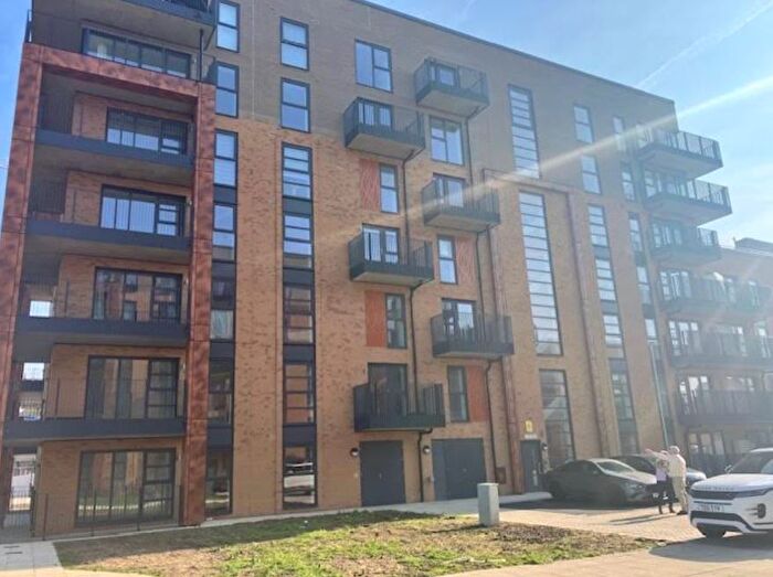 2 Bedroom Flat To Rent In Henley Approach, Northfleet, Gravesend, DA11