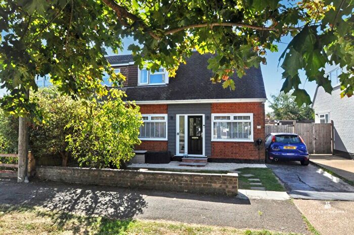 2 Bedroom Semi-Detached House For Sale In Danesfield, Benfleet, SS7