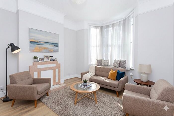 1 Bedroom Flat To Rent In Rodwell Road, East Dulwich, London, SE22