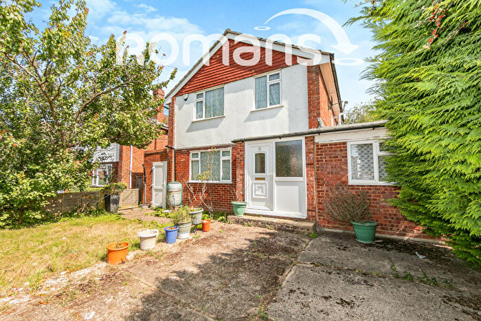 3 Bedroom Detached House To Rent In Antrim Road, RG5