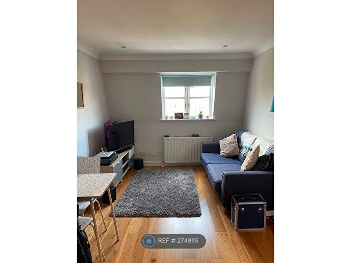 1 Bedroom Flat To Rent In Mile End Road, London, E1