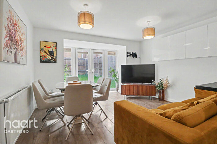 4 Bedroom End Of Terrace House For Sale In Burroughs Drive, Dartford, DA1