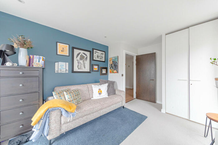 2 Bedroom Apartment To Rent In Taybridge Road, London, SW11