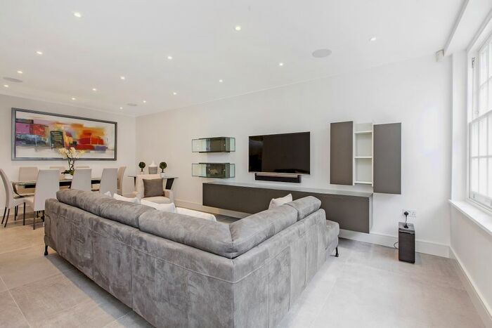 3 Bedroom Flat To Rent In Gloucester Mews, London, W2