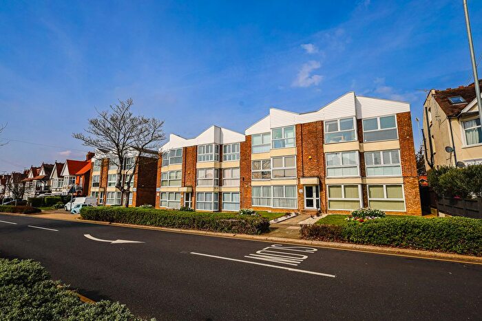 2 Bedroom Flat For Sale In First Avenue, Westcliff-On-Sea, SS0