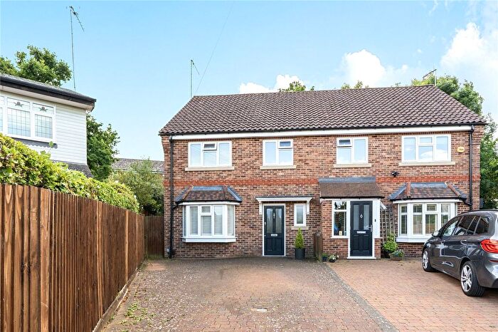 4 Bedroom Semi Detached House For Sale In Tarnbank, Enfield, EN2