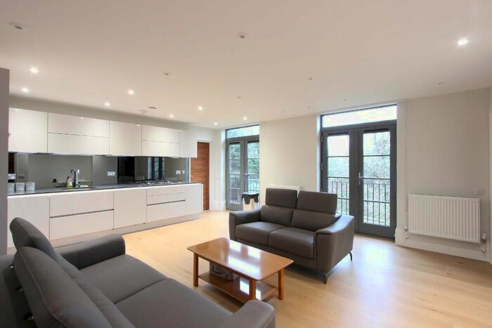 2 Bedroom Flat To Rent In Crown Drive, Farnham Royal, Slough SL2