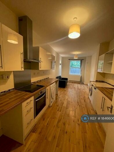 2 Bedroom Flat To Rent In Manor Mount, London, SE23