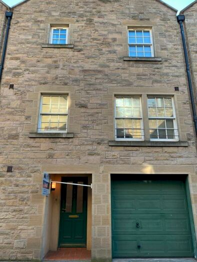 4 Bedroom Flat To Rent In Atholl Crescent Lane, West End, Edinburgh, EH3