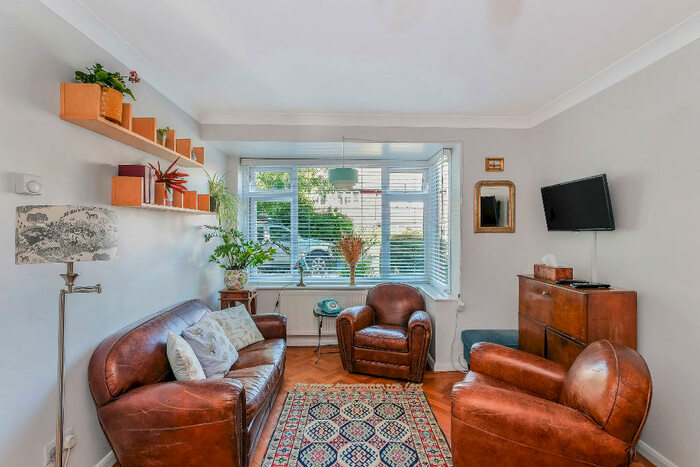 2 Bedroom Flat To Rent In Wimborne Close, Buckhurst Hill, Essex, IG9