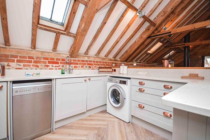 2 Bedroom Barn Conversion To Rent In Roughton, NR11
