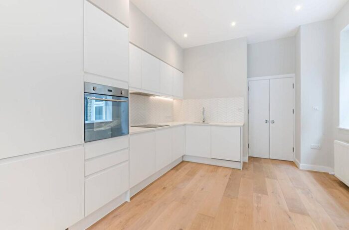 2 Bedroom Flat To Rent In Cavendish Road, Clapham South, London, SW12