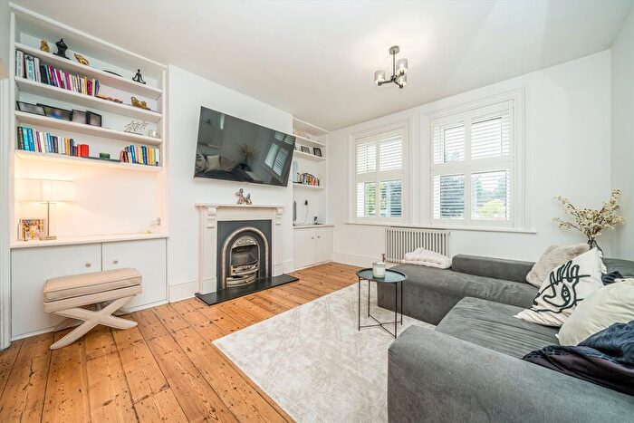 3 Bedroom Flat To Rent In Heathfield Square, Earlsfield, SW18