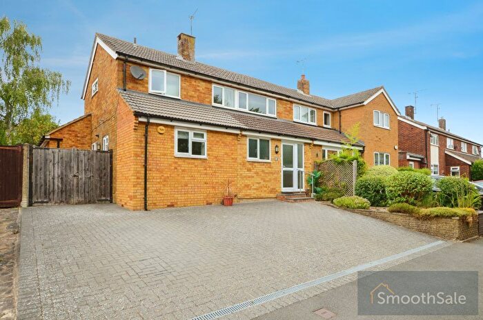 4 Bedroom Semi-detached House For Sale In Sandpit Lane, St Albans, AL4