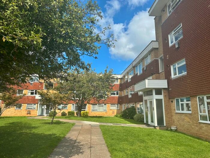 2 Bedroom Flat To Rent In College Gardens, Worthing, BN11
