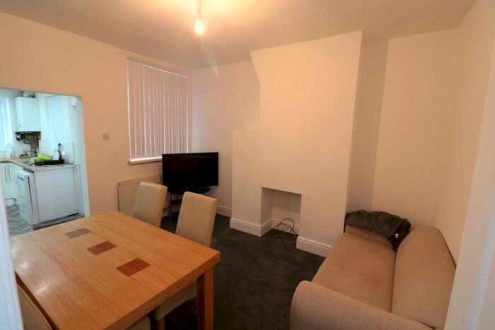 4 Bedroom Semi-Detached House To Rent In Gwenfron, Liverpool, L6