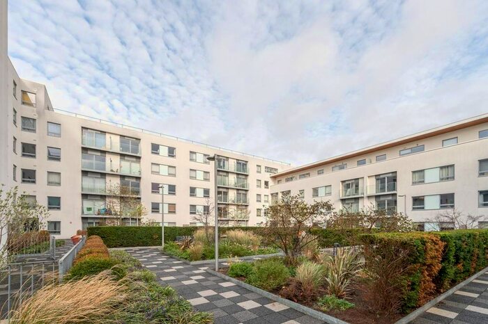 2 Bedroom Flat To Rent In Derry Court, Streatham, London, SW16