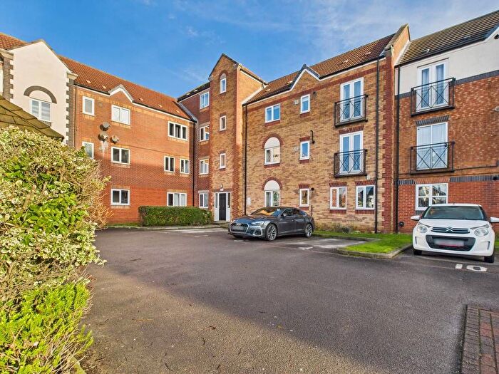 3 Bedroom Flat For Sale In Axholme Court, Hull, HU9