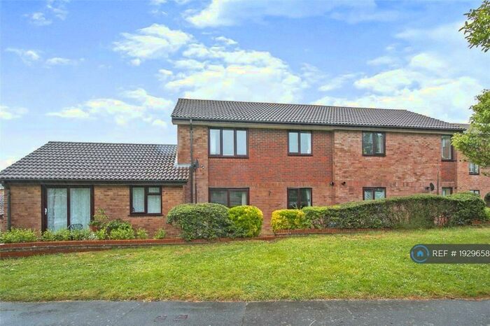 2 Bedroom Flat To Rent In Canford Heath, Poole, BH17