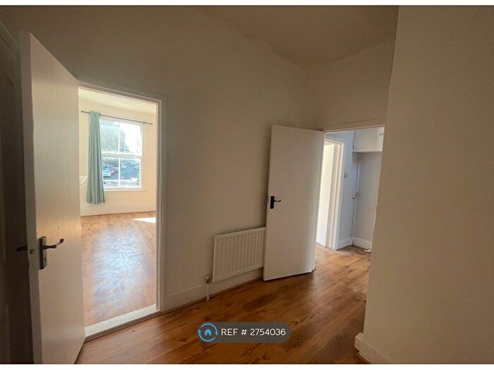 4 Bedroom Semi-detached House To Rent In Hendon Way, London, NW4