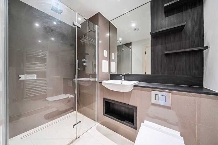 2 Bedroom Flat For Sale In Telegraph Avenue, Greenwich, London, SE10