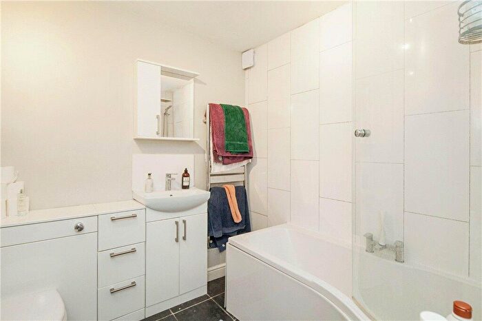 2 Bedroom Flat For Sale In Fawcett Close, London, SW11