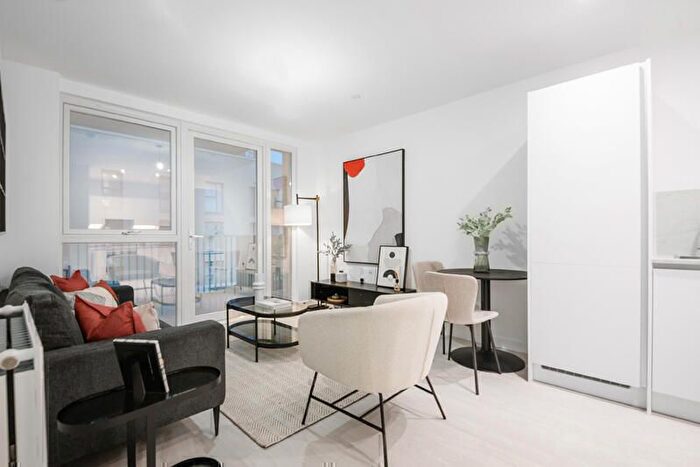 2 Bedroom Flat To Rent In Tern Apartments, Hendon Waterside, London, NW9