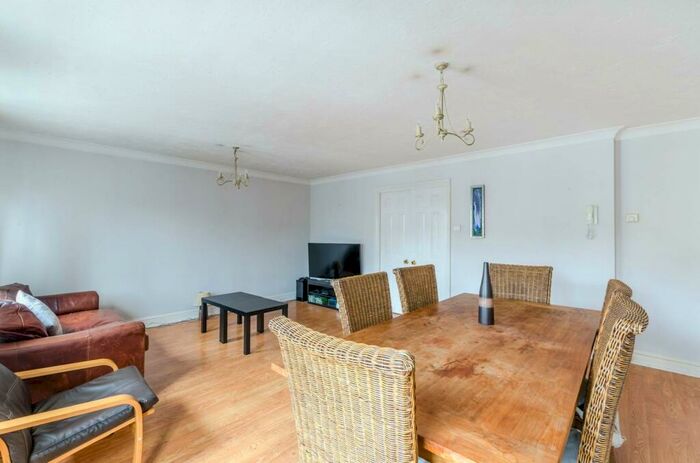 2 Bedroom Flat To Rent In Hillgate Place, Balham, London, SW12
