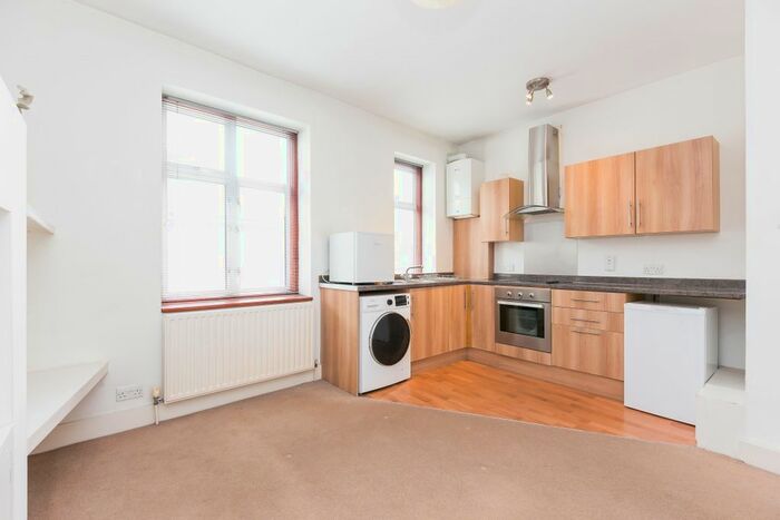 1 Bedroom Flat To Rent In Upper Richmond Road West, London, SW14