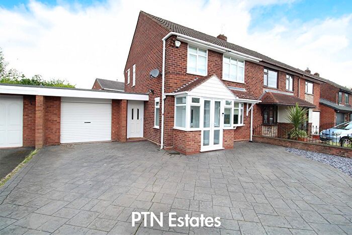 3 Bedroom House For Sale In Nanaimo Way, Kingswinford, DY6