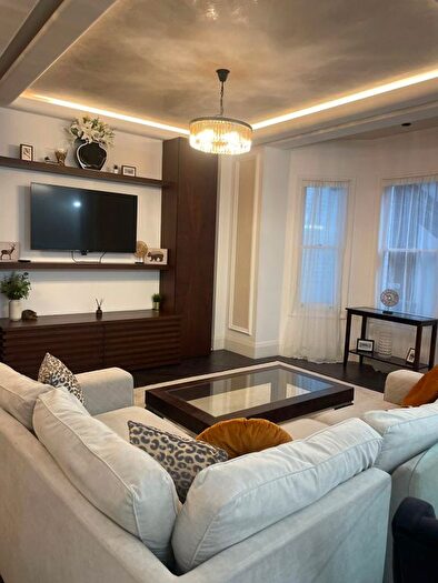 3 Bedroom Flat To Rent In Lexum Gardens, W8