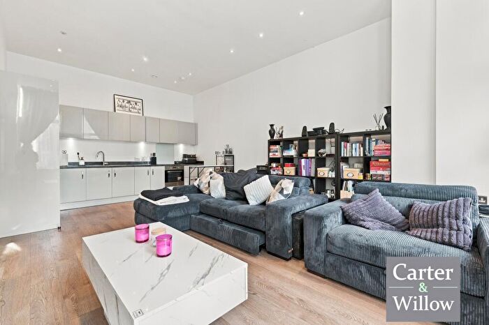 2 Bedroom Flat For Sale In Fielders Crescent, Barking, IG11