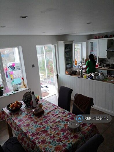 3 Bedroom Semi-Detached House To Rent In Shrivenham Road, Swindon, SN1