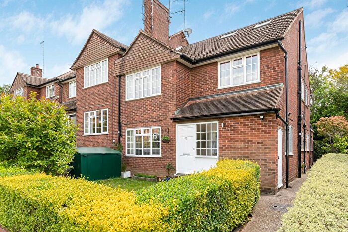 3 Bedroom Maisonette For Sale In Kelvedon Close, Kingston Upon Thames, KT2
