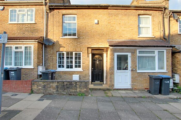 2 Bedroom Property To Rent In Hillside Grove, London, N14