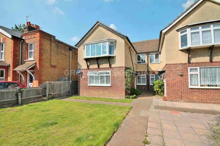 2 Bedroom Flat To Rent In Chestnut Grove, New Malden, KT3